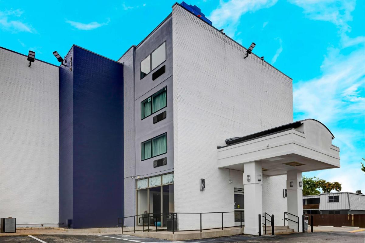 Days Inn by Wyndham Arlington Six Flags/AT&T Stadium - image 2