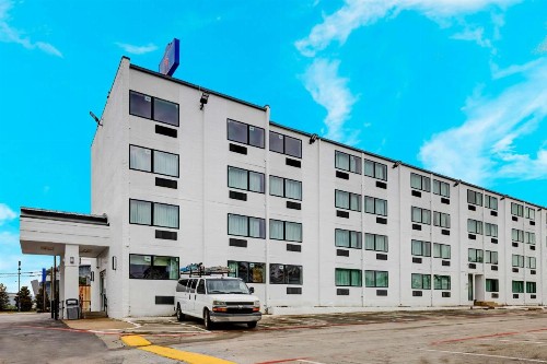 Days Inn by Wyndham Arlington Six Flags/AT&T Stadium - image 5