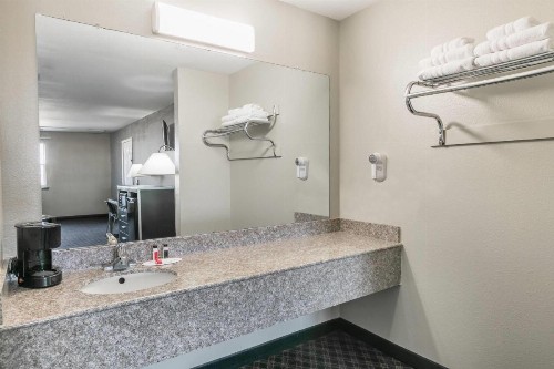 Super 8 by Wyndham Arlington Near AT&T Stadium - image 26