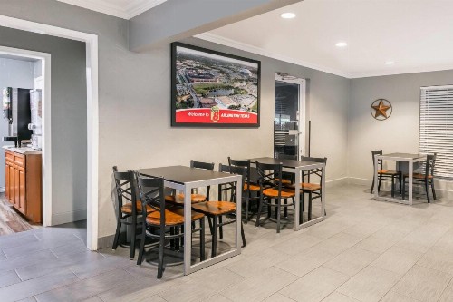 Super 8 by Wyndham Arlington Near AT&T Stadium - image 4