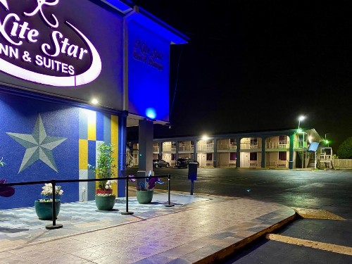 R Nite Star Inn and Suite -Home of the Cowboys & Rangers - image 3