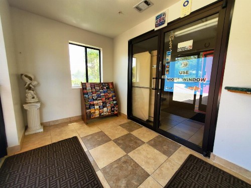 Super 8 by Wyndham Arlington East - image 10