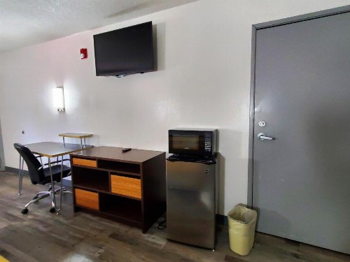 Super 8 by Wyndham Arlington East - image 11
