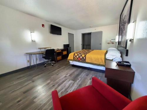 Super 8 by Wyndham Arlington East - image 12