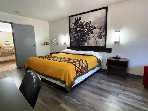 Super 8 by Wyndham Arlington East - image 13