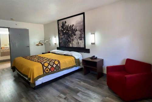 Super 8 by Wyndham Arlington East - image 16
