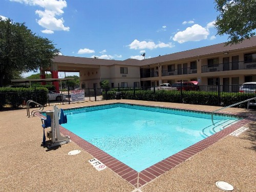 Super 8 by Wyndham Arlington East - image 18