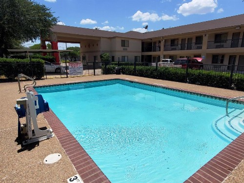 Super 8 by Wyndham Arlington East - image 2
