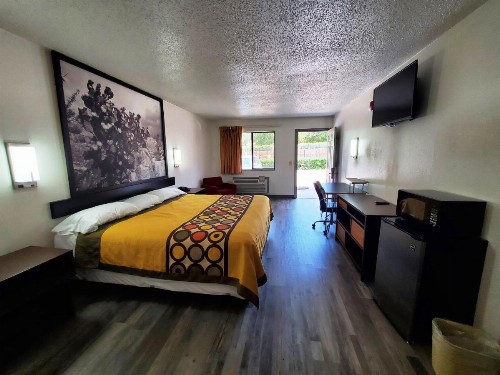 Super 8 by Wyndham Arlington East - image 22