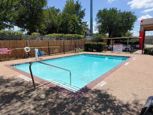 Super 8 by Wyndham Arlington East - image 23