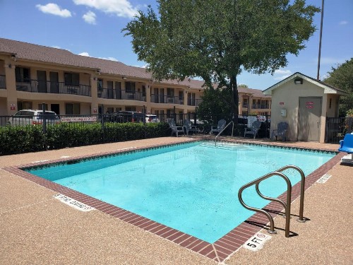 Super 8 by Wyndham Arlington East - image 4