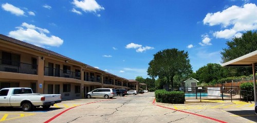 Super 8 by Wyndham Arlington East - image 6
