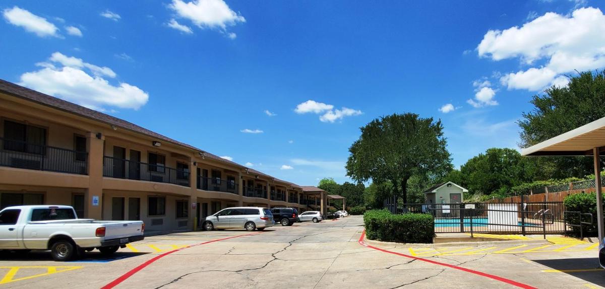 Super 8 by Wyndham Arlington East - image 6