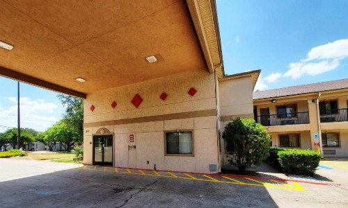 Super 8 by Wyndham Arlington East - image 7