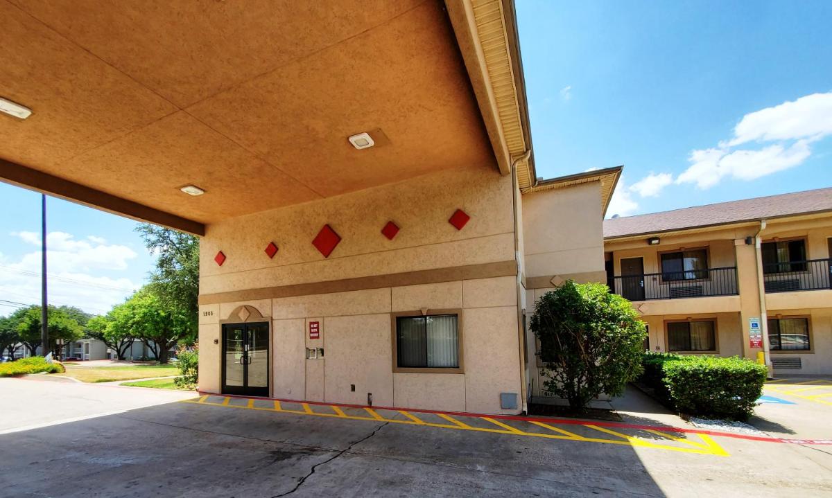 Super 8 by Wyndham Arlington East - image 7