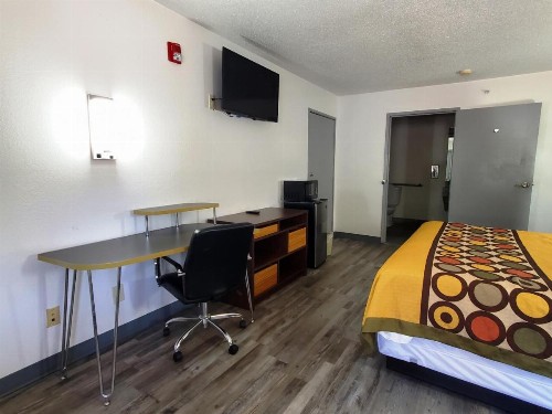 Super 8 by Wyndham Arlington East - image 8