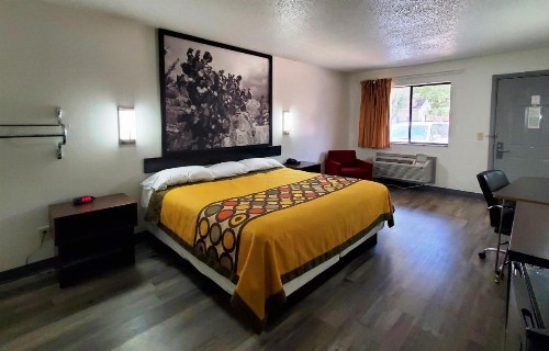 Super 8 by Wyndham Arlington East - image 9