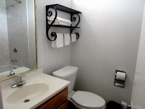 Budget Host Inn - image 11