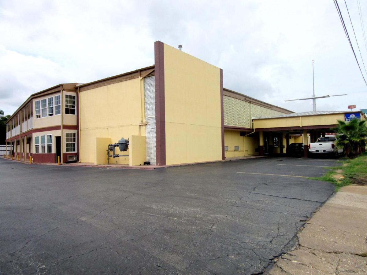 Budget Host Inn - image 3