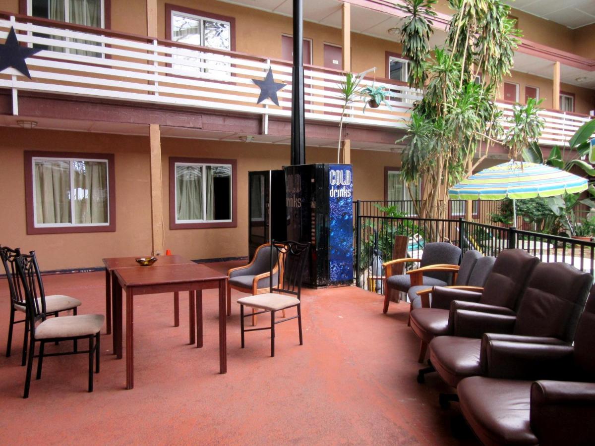 Budget Host Inn - image 5