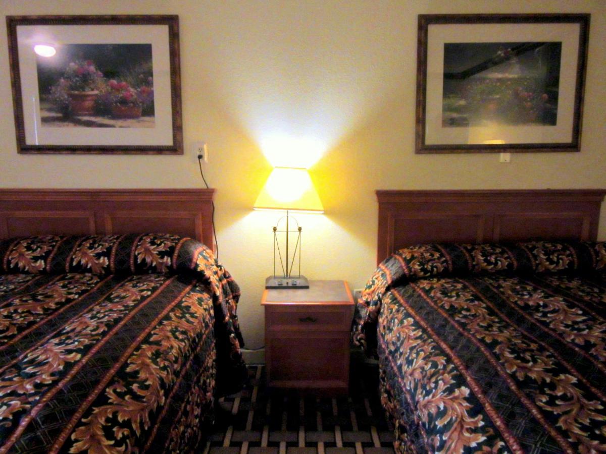 Budget Host Inn - image 7