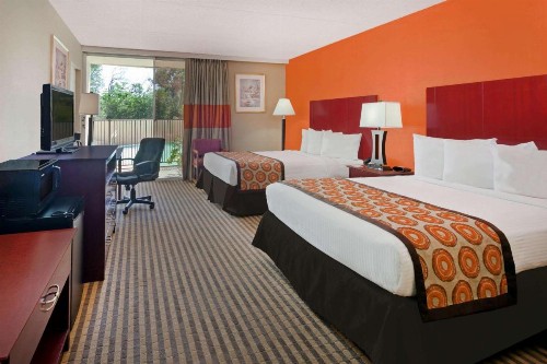 Howard Johnson by Wyndham Arlington Ballpark / Six Flags - image 10