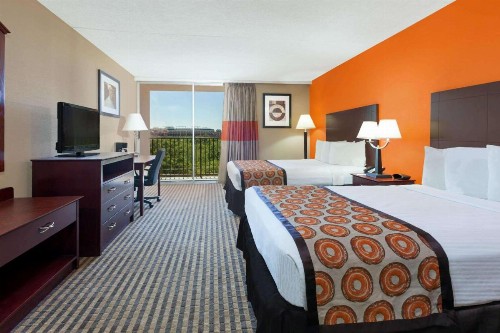 Howard Johnson by Wyndham Arlington Ballpark / Six Flags - image 11