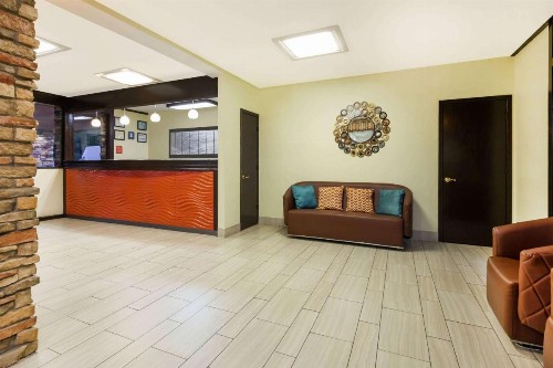 Howard Johnson by Wyndham Arlington Ballpark / Six Flags - image 2