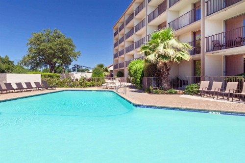 Howard Johnson by Wyndham Arlington Ballpark / Six Flags - image 3
