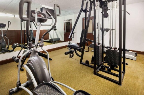 Howard Johnson by Wyndham Arlington Ballpark / Six Flags - image 4