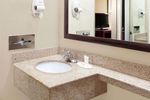 Howard Johnson by Wyndham Arlington Ballpark / Six Flags - image 5