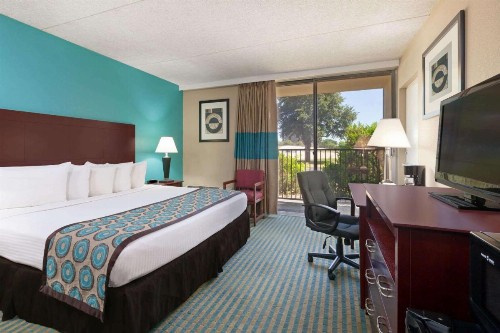 Howard Johnson by Wyndham Arlington Ballpark / Six Flags - image 8