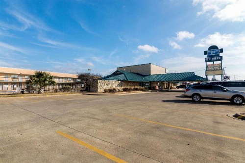 Rodeway Inn Arlington - image 1