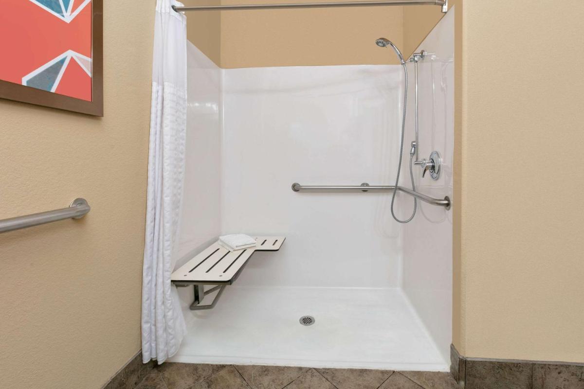 Comfort Suites Arlington - Entertainment District - image 3