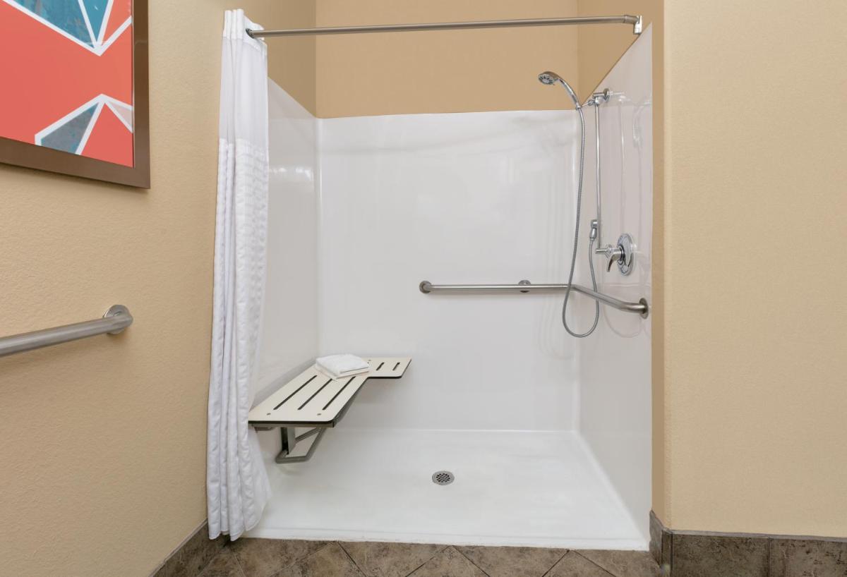 Comfort Suites Arlington - Entertainment District - image 4