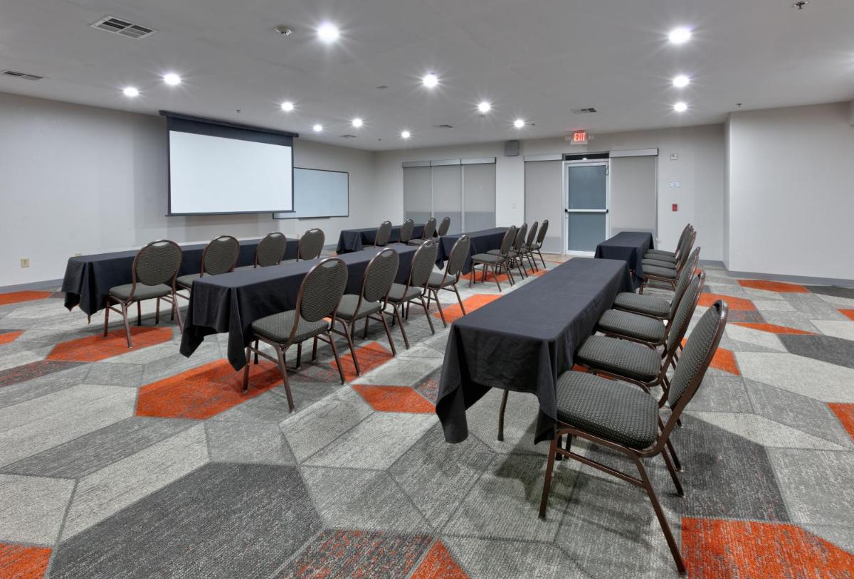 Comfort Suites Arlington - Entertainment District - image 5