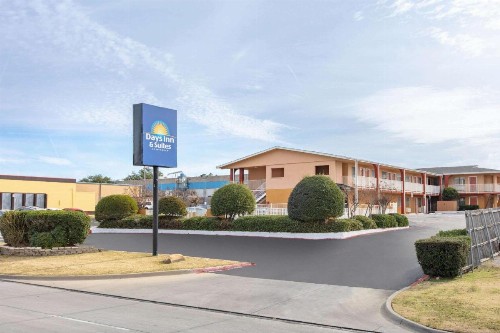 Days Inn & Suites by Wyndham Arlington Near Six Flags