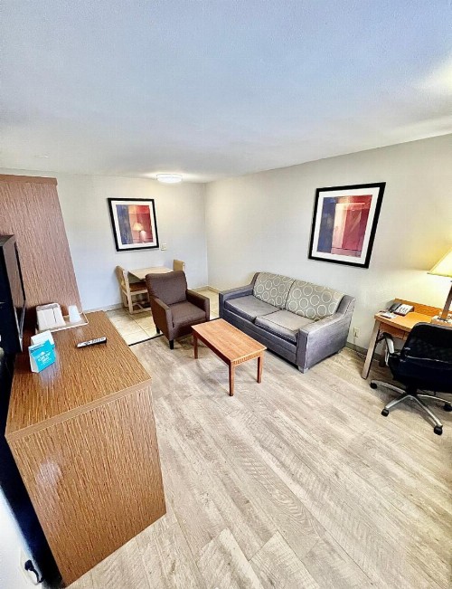Days Inn & Suites by Wyndham Arlington Near Six Flags - image 11