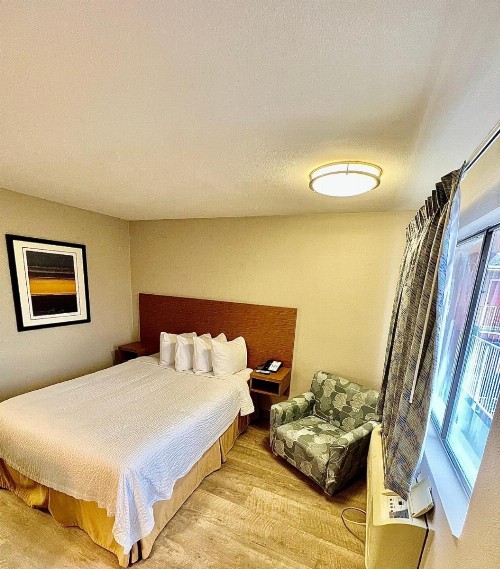 Days Inn & Suites by Wyndham Arlington Near Six Flags - image 18