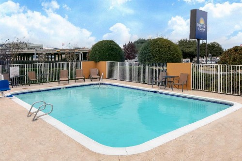 Days Inn & Suites by Wyndham Arlington Near Six Flags - image 2