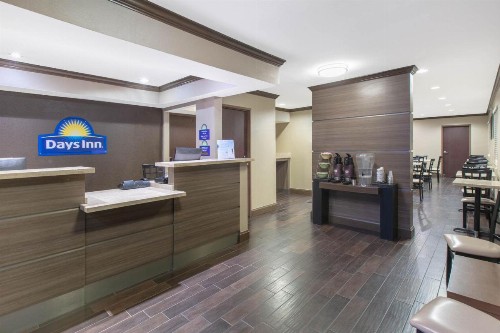 Days Inn & Suites by Wyndham Arlington Near Six Flags - image 3