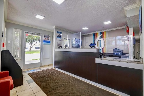 Studio 6-Arlington TX - South - Dallas - image 2