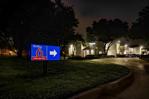 Studio 6-Arlington TX - South - Dallas - image 4