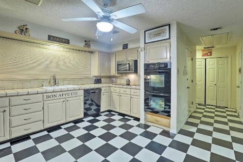 Spacious Home with Deck about 2 Mi to Lake Arlington! - image 6