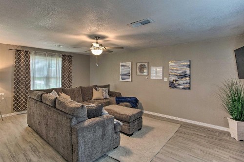 Modern Family Home with Yard Less Than 1Mi to Cowboys Stadium - image 4