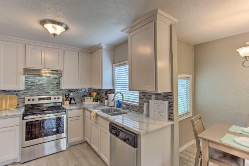 Modern Family Home with Yard Less Than 1Mi to Cowboys Stadium - image 7