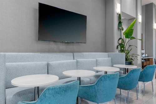 Hampton Inn & Suites Reagan National Airport - Crystal City - image 11