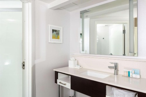 Hampton Inn & Suites Reagan National Airport - Crystal City - image 2