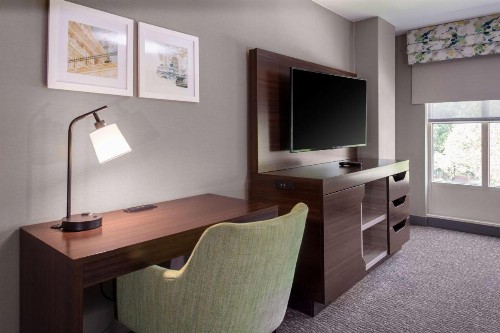 Hampton Inn & Suites Reagan National Airport - Crystal City - image 5