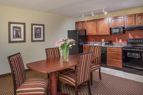 Clarion Collection Hotel Arlington Court Suites - image 13
